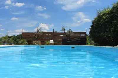 Image de Villa d'architecte très lumineuse sur un jardin paysagé avec piscine.