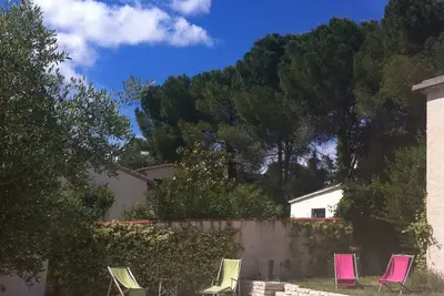 Image de Maison de caractère, familiale, dans un environnement calme et boisé.