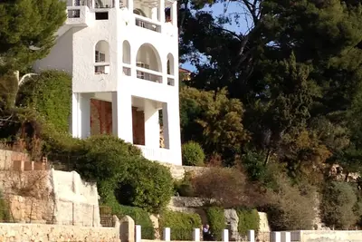 Image de Magnifique villa néo-classique provençale, les pieds dans l'eau.