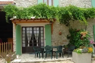 Image de Ancien mas provençal traditionnel  (les tilleuls)