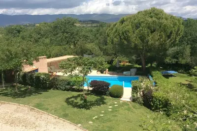 Image de Appartement à La Tour d'aigues sur grand terrain arboré avec piscine partagée