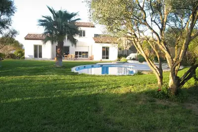 Image de Un havre de tranquillité climatisé dans un jardin paysagé