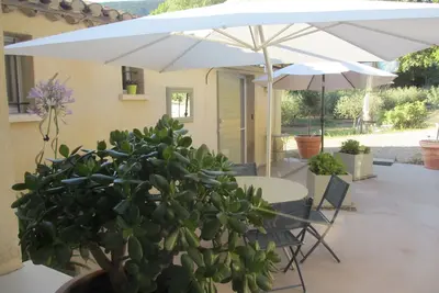 Image de Gîte de charme pour amoureux de la nature à Vaugines, Luberon Sud.