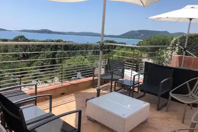 Image de 150m de la plage, belle villa avec vue mer, piscine privée, plusieurs terrasses