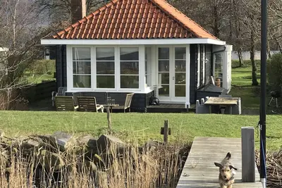 Image de Kaaghuis atmosphérique directement sur le lac avec une vue unique sur l'eau et la nature