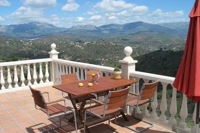 Image de Villa avec piscine privée chauffée et vue magnifique: paix et espace garantis