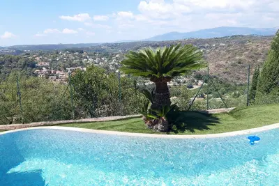 Image de 2 Pièces au rez-de-villa avec piscine, située sur colline très jolie vue, au calme