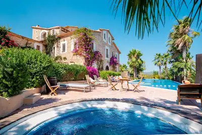 Image de Grande villa de luxe près de Sitges, Barcelone parfaite pour les grands groupes.