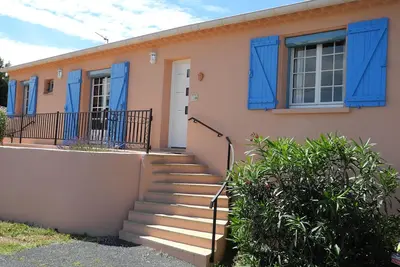 Image de Villa piscine privée dans un village à 15 min de la Méditerranée Vue splendide