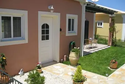 Image de Stunning villa, 10 min stroll to the beach, shared pool