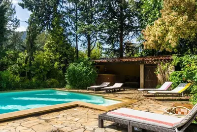 Image de Adorable villa avec piscine nichée dans la pinéde