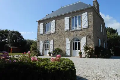 Image de Authentique manoir breton en pierres 4 * entièrement restauré bord de mer.