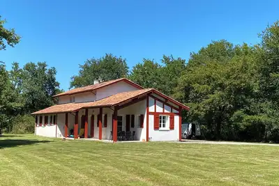 Image de villa entièrement équipée dans un environnement calme disponible pour tous les location toute l'année