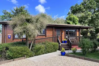 Image de Cherry Lodge, Cedar Springs, chalet en bois rond indépendant, Heacham, près de la plage