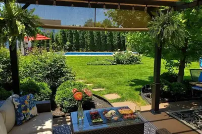 Image de Cottage de luxe Ă aire ouverte avec grande piscine et jardin