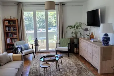 Image de Large bright apartment - beside park.