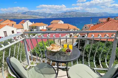 Charmante maison en pierre à seulement 20 mètres de la plage avec balcon vue mer