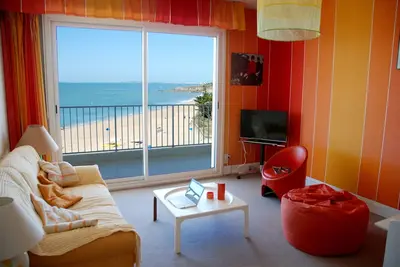 Image de Cap A L'Ouest, Les Pieds Dans L'Eau!