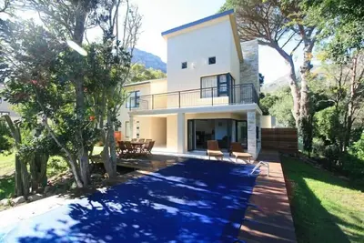 Image de Luxueuse maison de 4 chambres avec piscine privée.