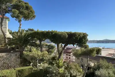 Image de T2 Climatisé Centre Bandol. Vue mer 180°. 150 m des plages et commerces. Parking.