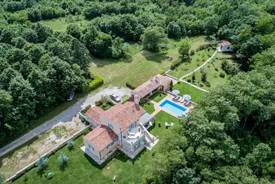 Image de Villa paisible et relaxante avec piscine entourée de tilleuls, de plantes et de forêt