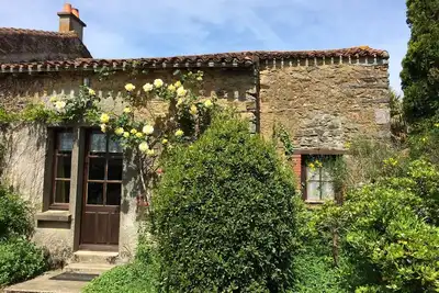 Image de Gîte Traditionnel de Charme avec Jardin - Idéal Couples et Petite familles