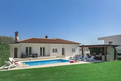 Image de Belle villa **** avec piscine chauffée, cuisine d'été, WiFi, grill, fitness, à 1, 5 km de la mer