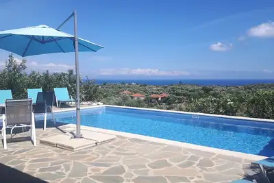 Image de villa, wifi, piscine privée, jardin tropical, vue sur la mer et la montagne, paix et confidentialité
