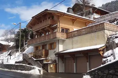 Image de Chalet de luxe à Morzine Centre, vues ensoleillées à 180 °.