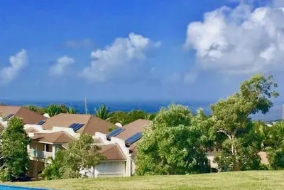 «267atVuemont». Bel appartement de luxe avec 2 chambres, jardins tropicaux et vue sur la mer