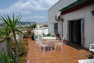 Image de ensoleillé penthouse avec vue sur la ville et les montagnes