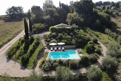 Image de Belle maison en pierre près de Todi avec piscine privée dans un cadre magnifique à flanc de colline