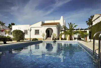 Image de Belle villa avec piscine privée sur terrain spacieux