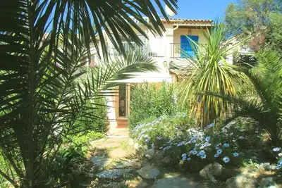 Studio avec jardin pour 2 personnes. Hébergement pas cher sur le golfe de St Tropez.