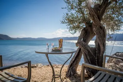 Image de Villa de luxe en pierre à Olive Groove, au bord de l'eau