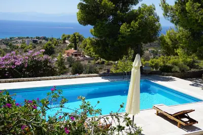 Une villa de deux-maison avec vue à couper le souffle pour la détente et le plaisir