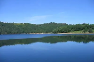 Image de châlet au bord du lac, avec grande terrasse