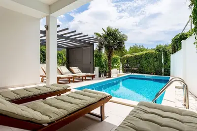 Image de ctom217 villa avec piscine Au centre d'Omis, 10 personnes. 90 m de la plage de sable
