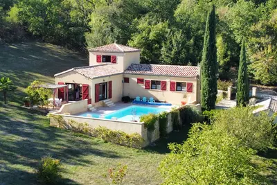 Image de Grande maison avec piscine privée jardin Wifi 140m2