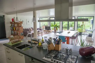 Image de Cuisine avec cuisinière à gaz, propre espace barbecue avec petit jardin, lits king-size