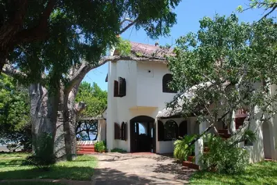 Image de Villa familiale kenyane avec belle piscine, accès à la plage privée, vue imprenable.