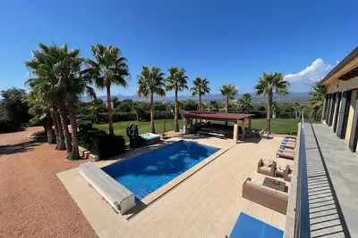 Image de Villa exclusive avec chauffée. Piscine, bain à remous dans un emplacement optimal
