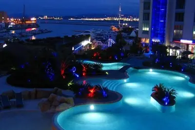 Image de Appartement d'une chambre magnifique avec vue sur les piscines et Marina Dans Ocean Village