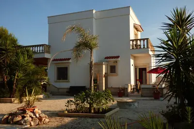 Image de Récemment rénové, maison confortable dans un quartier résidentiel paisible, à 350 mètres de la mer