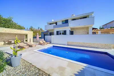 Villa neuve avec piscine, barbecue, près de la plage de sable, endroit calme
