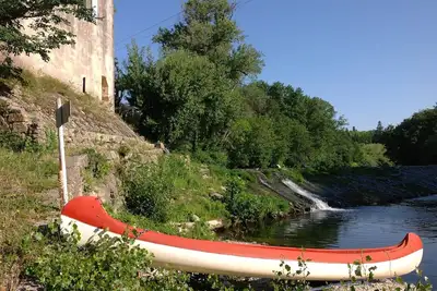 Image de Propriété de caractère en bord de rivière avec piscine, parc et plage privée