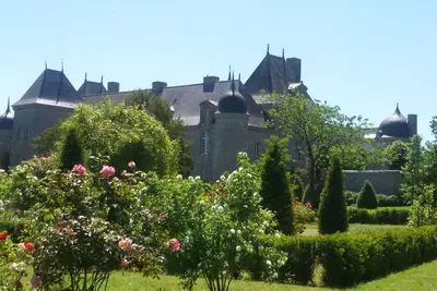 Image de Séjour et vacances relaxants et élégants dans le château avec un grand parc