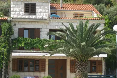 Image de Zuljana : appartement dans maison avec jardin, en face de la mer
