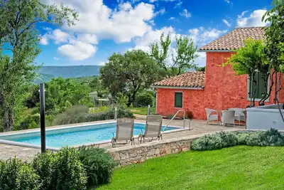 Image de Maison traditionnelle indépendante avec piscine privée et jardin WiFi gratuit