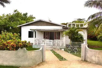 Image de Bungalow près de la plage, central sur la côte nord, chambre d'hôtes